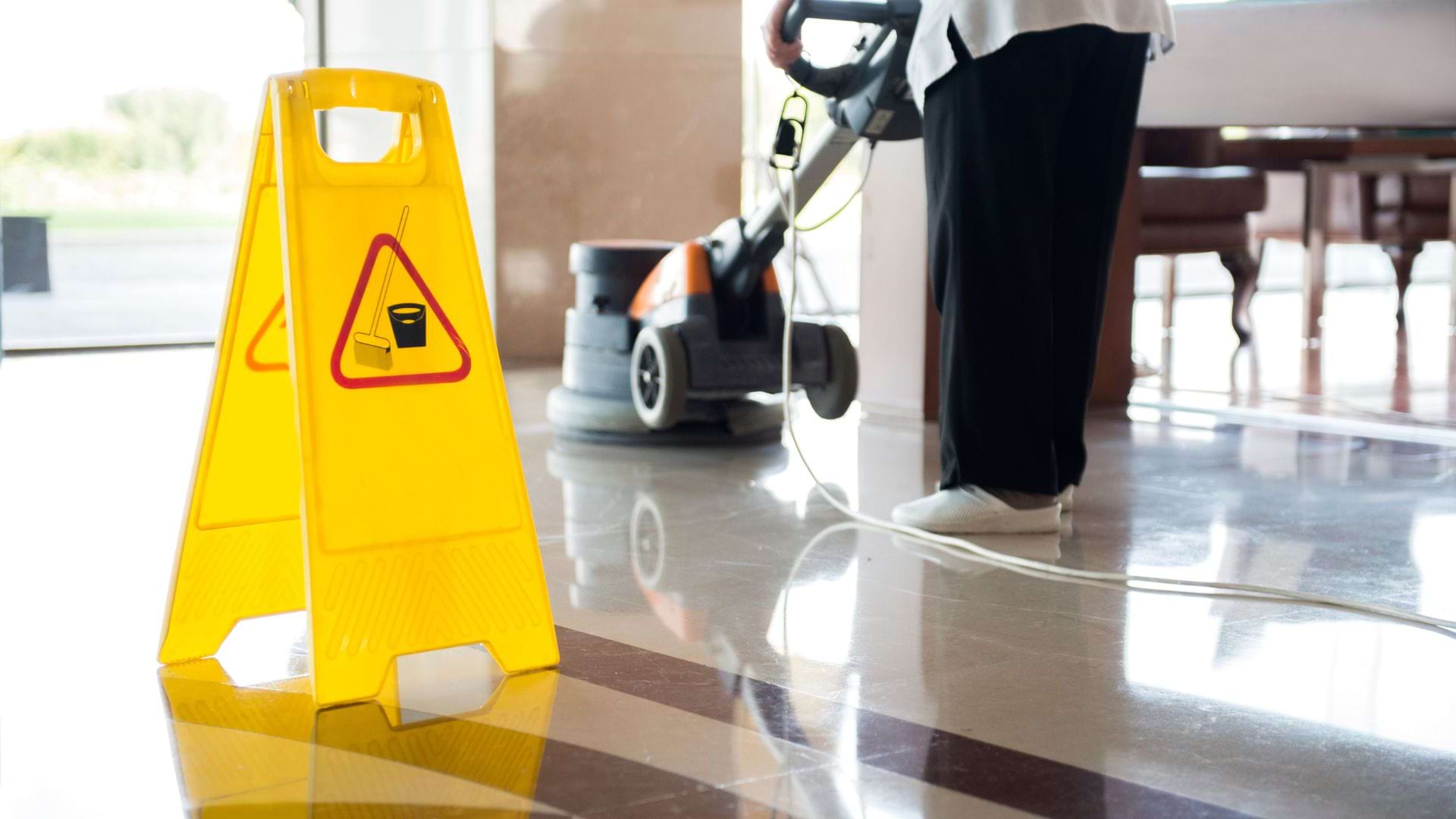 Equipo de limpieza de Limpiezas Rueda en trabajo