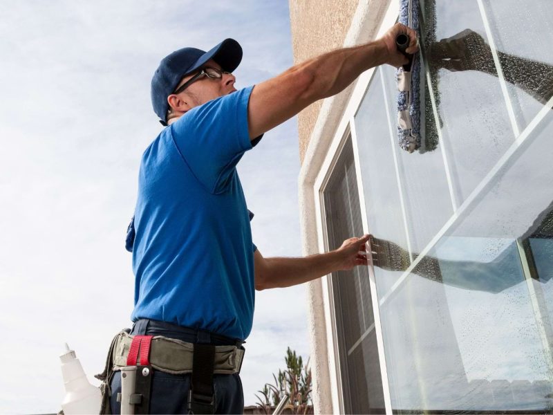 Limpieza de cristales en edificios por Limpiezas Rueda