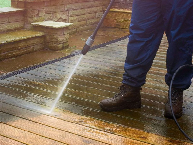 Limpieza de patios interiores o exteriores con limpiezas Rueda